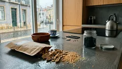 Grafeno feito de cascas de amendoim em 10 minutos pode mudar as baterias