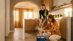 Como limpar o chão com água morna, vinagre branco e detergente da loiça